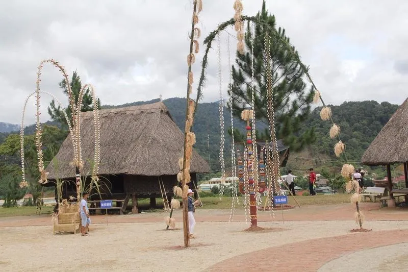 Một cây nêu được dựng tại lễ hội