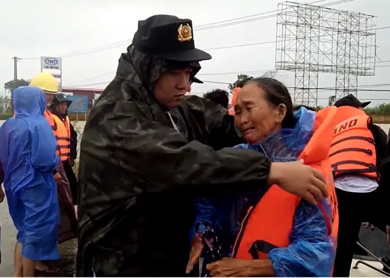 Cụ già khóc mừng vì được đưa ra khỏi vùng lũ nguy hiểm ảnh 3