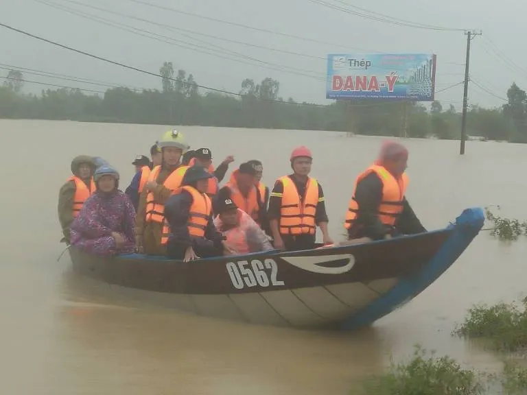 Cụ già khóc mừng vì được đưa ra khỏi vùng lũ nguy hiểm ảnh 2