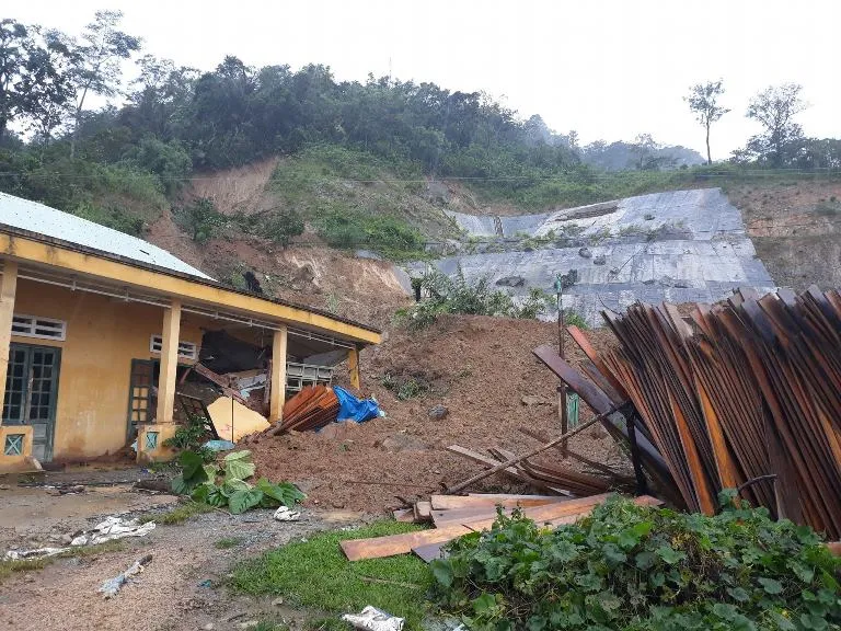 Quảng Nam:Vẫn còn một số người bị núi lở đè mắc kẹt ảnh 1