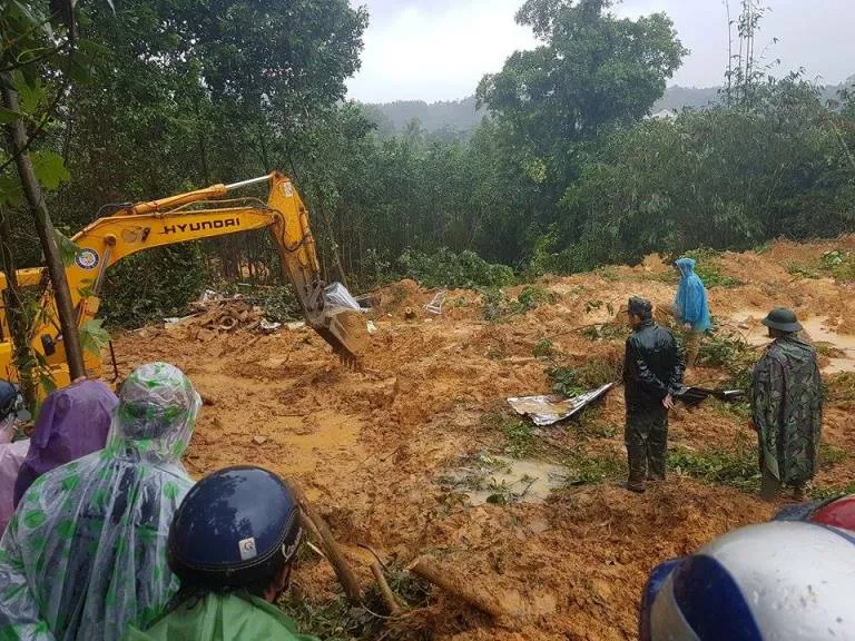 Sạt lở núi vùi lấp 4 công nhân ảnh 1