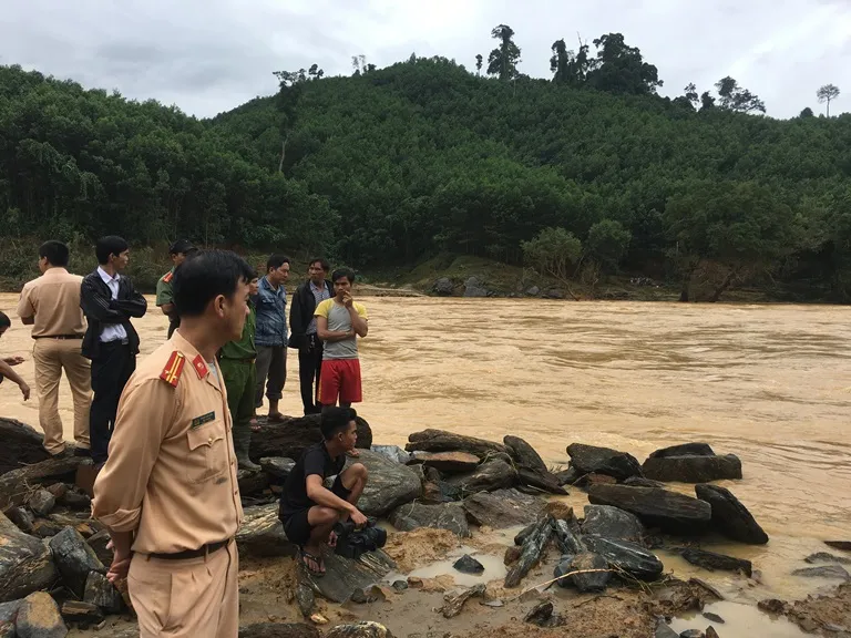 Khẩn cấp ngừng xả lũ để cứu 15 phụ nữ bị mắc kẹt ảnh 1 Khẩn cấp ngừng xả lũ để cứu 15 phụ nữ bị mắc kẹt ảnh 1