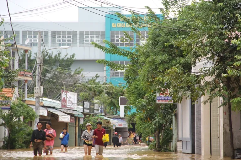 Quảng Nam: Hối hả dọn lũ từ tờ mờ sáng ảnh 8 Quảng Nam: Hối hả dọn lũ từ tờ mờ sáng ảnh 8