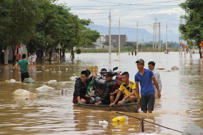 Quảng Nam: Hối hả dọn lũ từ tờ mờ sáng ảnh 9 Quảng Nam: Hối hả dọn lũ từ tờ mờ sáng ảnh 9