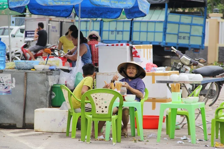 Quảng Nam: Hối hả dọn lũ từ tờ mờ sáng ảnh 16 Quảng Nam: Hối hả dọn lũ từ tờ mờ sáng ảnh 16