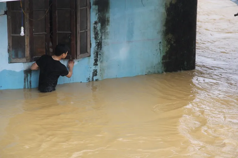 Quảng Nam: Hối hả dọn lũ từ tờ mờ sáng ảnh 1 Quảng Nam: Hối hả dọn lũ từ tờ mờ sáng ảnh 1