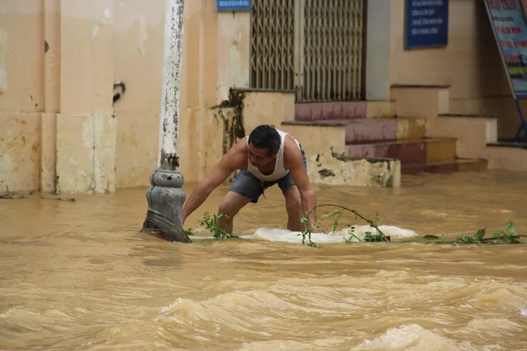 Quảng Nam: Hối hả dọn lũ từ tờ mờ sáng ảnh 2 Quảng Nam: Hối hả dọn lũ từ tờ mờ sáng ảnh 2