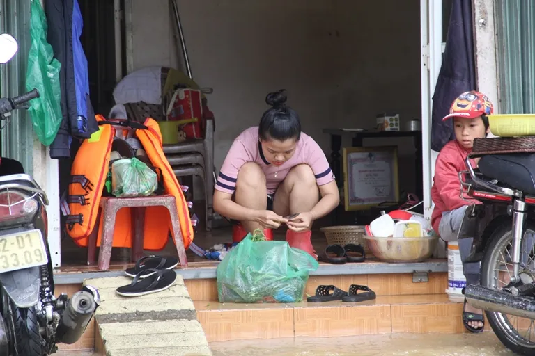 Quảng Nam: Hối hả dọn lũ từ tờ mờ sáng ảnh 3 Quảng Nam: Hối hả dọn lũ từ tờ mờ sáng ảnh 3