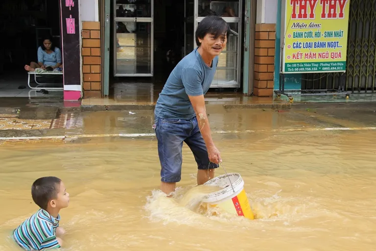 Quảng Nam: Hối hả dọn lũ từ tờ mờ sáng ảnh 7 Quảng Nam: Hối hả dọn lũ từ tờ mờ sáng ảnh 7