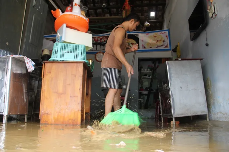 Quảng Nam: Hối hả dọn lũ từ tờ mờ sáng ảnh 6 Quảng Nam: Hối hả dọn lũ từ tờ mờ sáng ảnh 6