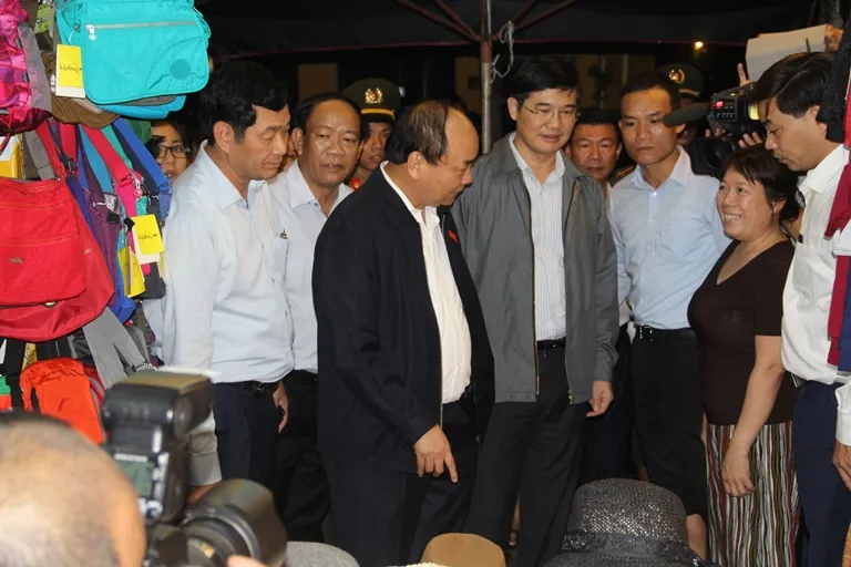 Thủ tướng thăm và tặng quà cho người dân vùng lũ Hội An ảnh 2