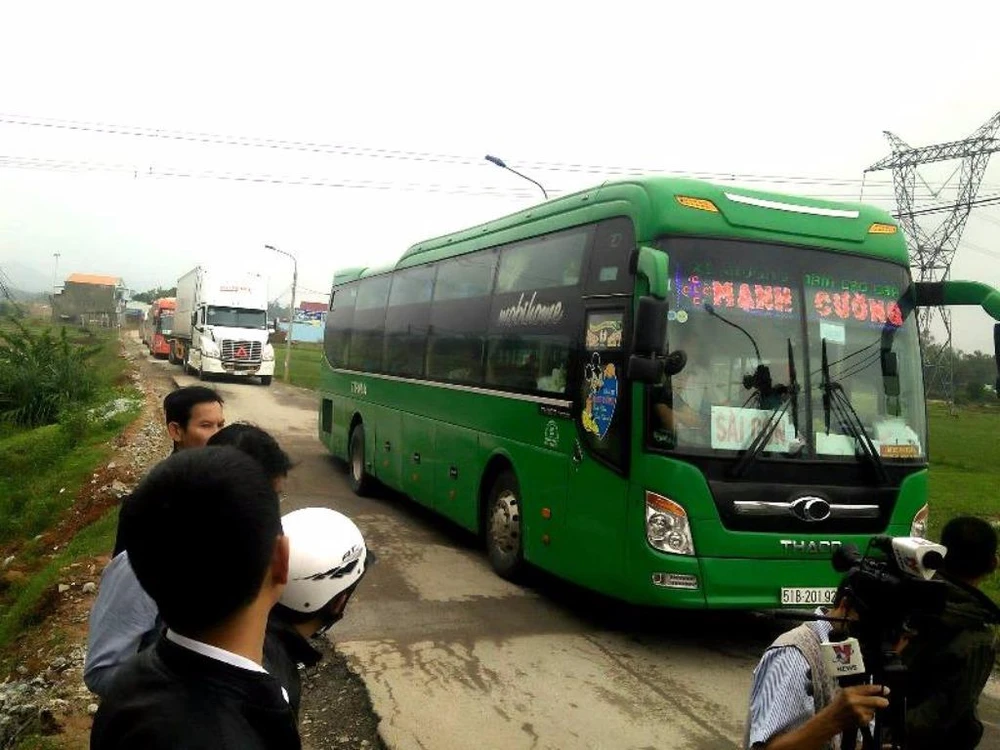 Dân kéo ra đường phản đối ô tô làm hư QL ở Quảng Nam ảnh 2