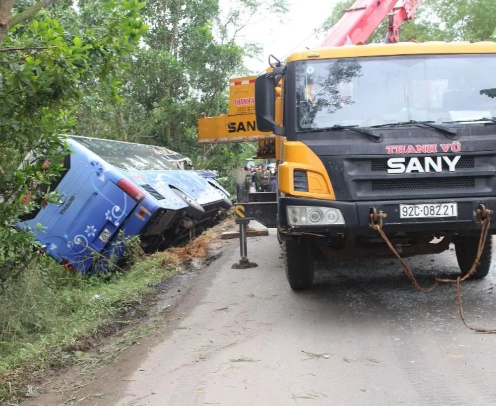 Tông đuôi xe tải, hai người trên ô tô khách tử vong ảnh 1