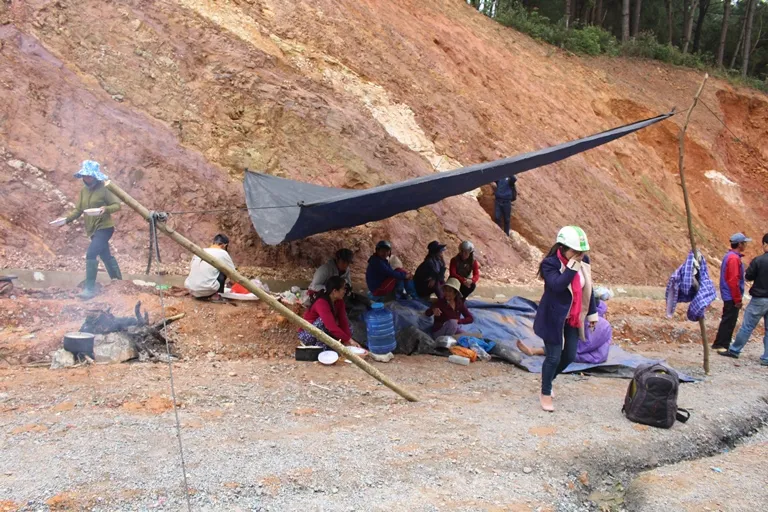 Dân dựng lều phản ánh vì đất sản xuất bị bồi lấp ảnh 1