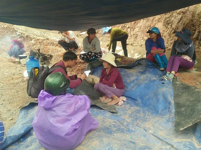 Dân dựng lều phản ánh vì đất sản xuất bị bồi lấp ảnh 2