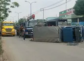 Lật xe đầu kéo, 2 người thoát chết hi hữu ảnh 2 Bình Chánh: Xe tải lật ngang, 2 người bị thương