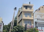 ‘Bà hỏa’ thiêu rụi nhiều ki-ốt ở Lâm Đồng ảnh 1 Cảnh sát dùng xe thang cứu 2 người trong đám cháy do hàn xì