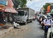 Xe khách tông xe máy, 3 người thương vong ảnh 2 Bình Thạnh: Cô gái đang mua bánh mì thì bị xe tải húc