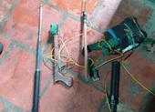 Ăn nhầm bả chó có hình giống kẹo, 2 bé gái thương vong ảnh 1 2 kẻ nghi trộm chó vào ngôi nhà ngổn ngang xác chó ở quận 12