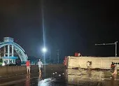 Đắk Lắk: Lật xe khách, hàng chục người bị thương ảnh 1 Bình Thuận: Lật xe khách giường nằm, 17 người bị thương