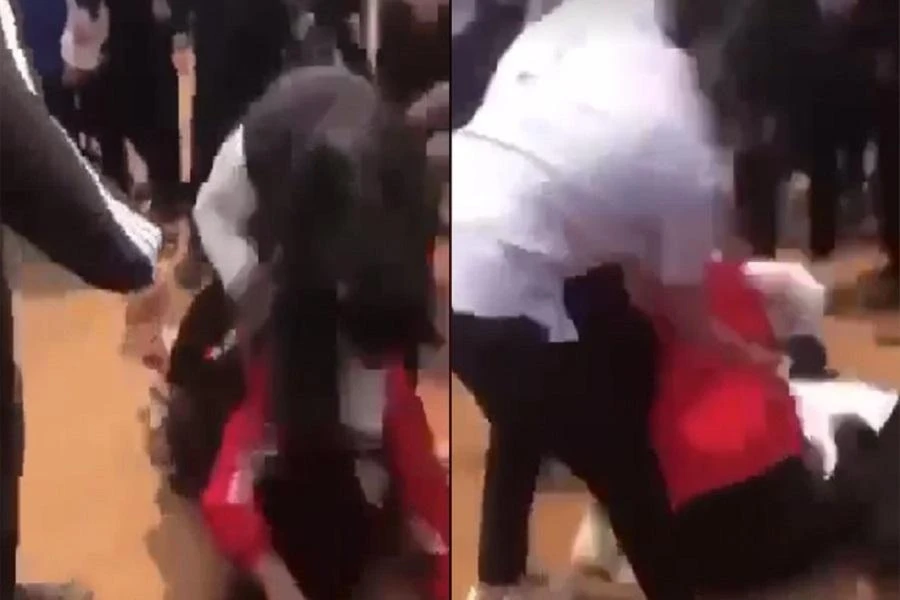 Học sinh đánh nhau sau giờ học. Ảnh cắt từ clip.