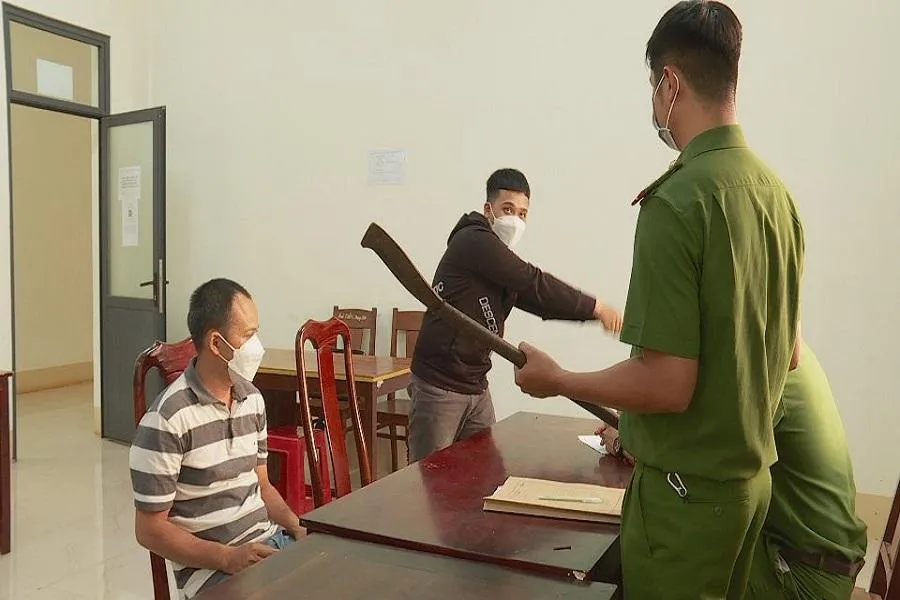 Bảo và Hào tại cơ quan điều tra. Ảnh AĐ