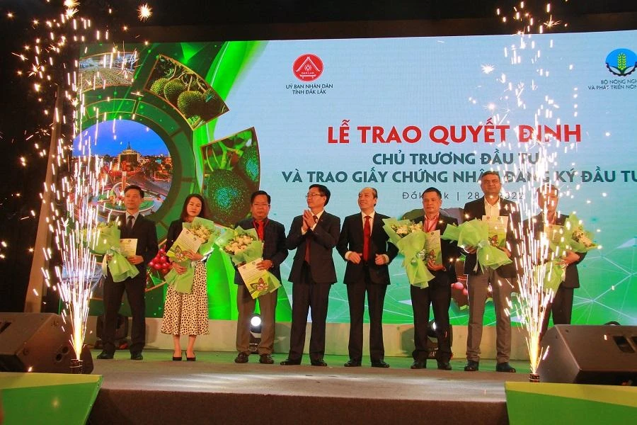 UBND tỉnh Đắk Lắk trao chứng nhận đầu tư. Ảnh QN