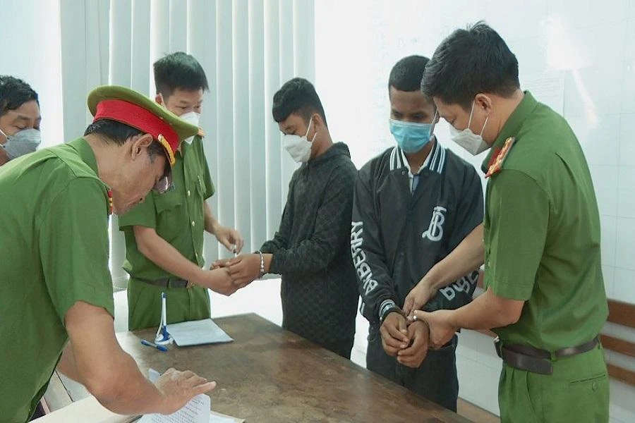 Quân và Alen tại cơ quan điều tra. Ảnh AĐ