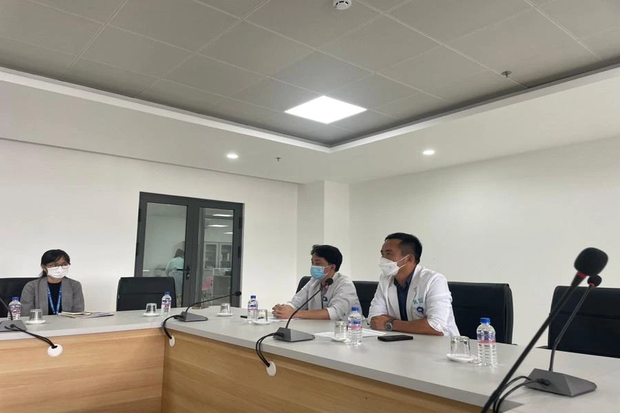 Đại diện phía bệnh viện cung cấp thông tin cho báo chí. Ảnh AH
