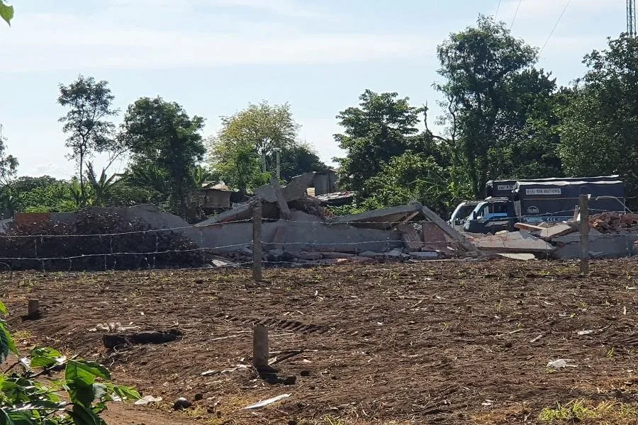 Lực lượng chức năng đang tiến hành tháo dỡ các công trình vi phạm ở phường Thành Nhất. Ảnh QN