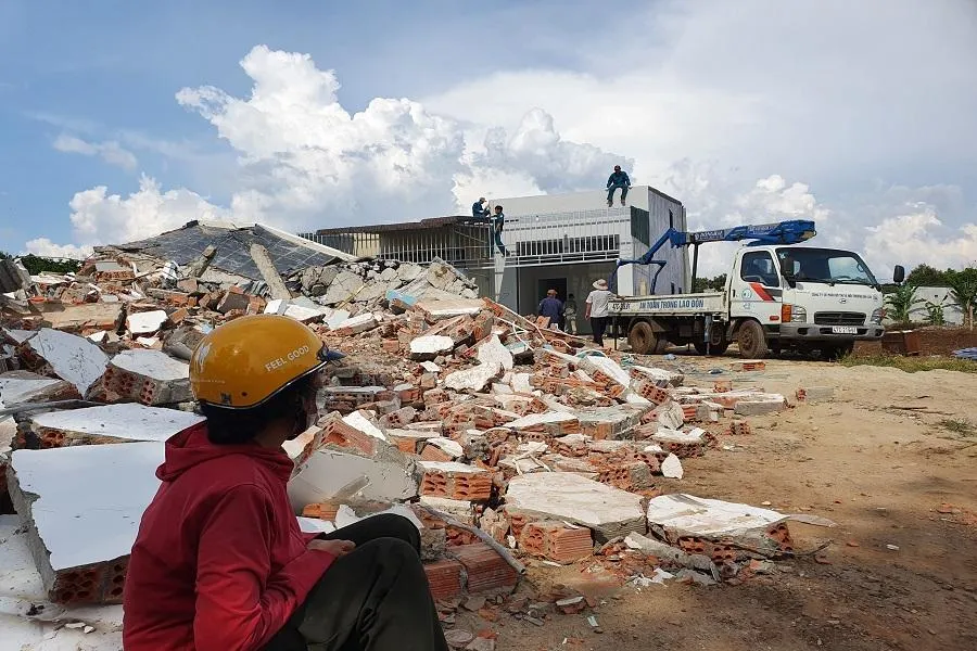 Người dân ngậm ngùi nhìn căn nhà mới xây bị tháo dỡ vì vi phạm. Ảnh: QN Người dân ngậm ngùi nhìn căn nhà mới xây bị tháo dỡ vì vi phạm. Ảnh: QN