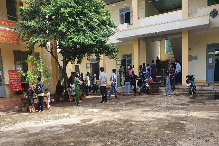 Chiều cùng ngày, nhiều người trong gia đình anh Dũng đã đến trụ sở UBND phường Tân An.