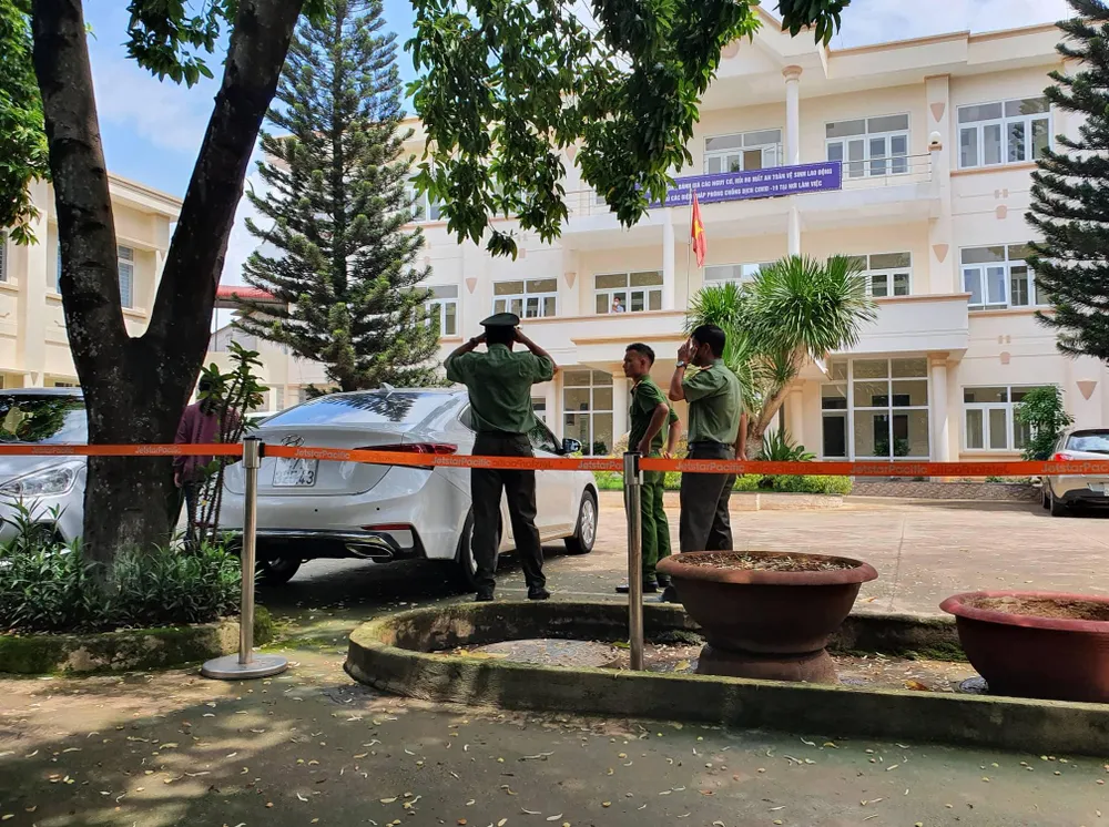 Công an thực hiện các quyết định khởi tố và bắt tạm giam ông Trịnh Quang Trí. Ảnh: QN