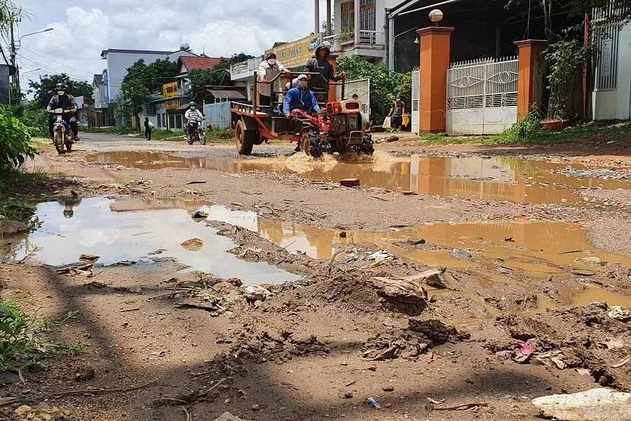 Mùa mưa thì lầy lội, mùa nắng thì bụi bặm khiến cuộc sống người dân đảo lộn. Ảnh HT Mùa mưa thì lầy lội, mùa nắng thì bụi bặm khiến cuộc sống người dân đảo lộn. Ảnh HT