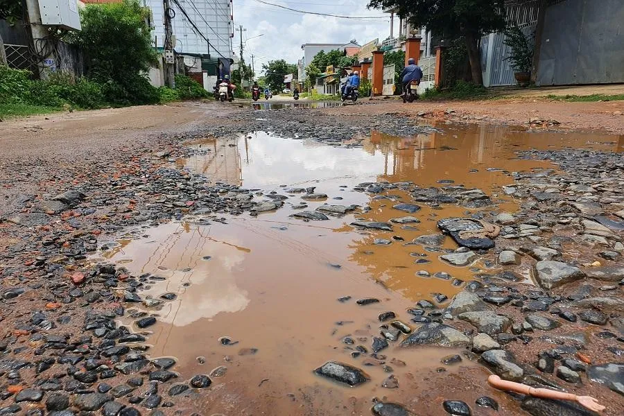 Người dân mong muốn việc thi công sớm hoàn thiện để có con đường đi lại thuận lợi. Ảnh HT Người dân mong muốn việc thi công sớm hoàn thiện để có con đường đi lại thuận lợi. Ảnh HT