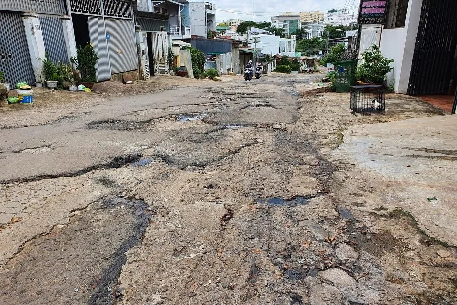 Đường Hùng Vương xuống cấp đã lâu khiến cho người dân đi lại khó khăn. Ảnh HT Đường Hùng Vương xuống cấp đã lâu khiến cho người dân đi lại khó khăn. Ảnh HT