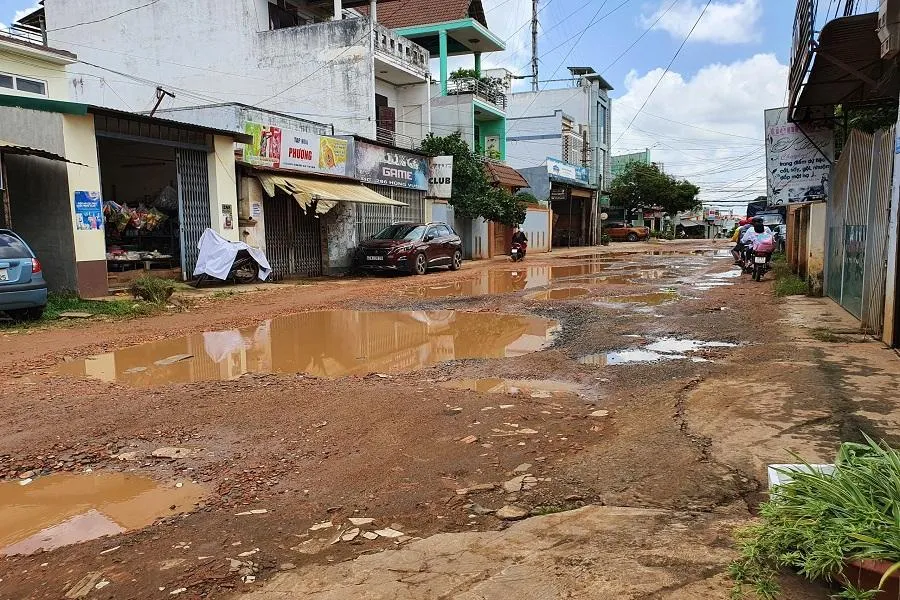 Đường chi chít ổ voi, ổ gà. Ảnh HT Đường chi chít ổ voi, ổ gà. Ảnh HT