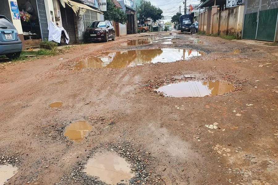Đoạn đường nham nhở với hàng loạt những "cạm bẫy" đối với người đi đường. Ảnh HT Đoạn đường nham nhở với hàng loạt những "cạm bẫy" đối với người đi đường. Ảnh HT