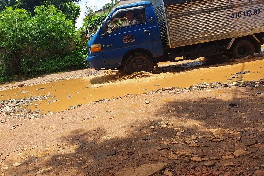 Nhiều "hồ nước lớn giữa đường khiến cho người dân ngán ngẫm khi đi qua đoạn đường này. Ảnh HT Nhiều "hồ nước lớn giữa đường khiến cho người dân ngán ngẫm khi đi qua đoạn đường này. Ảnh HT