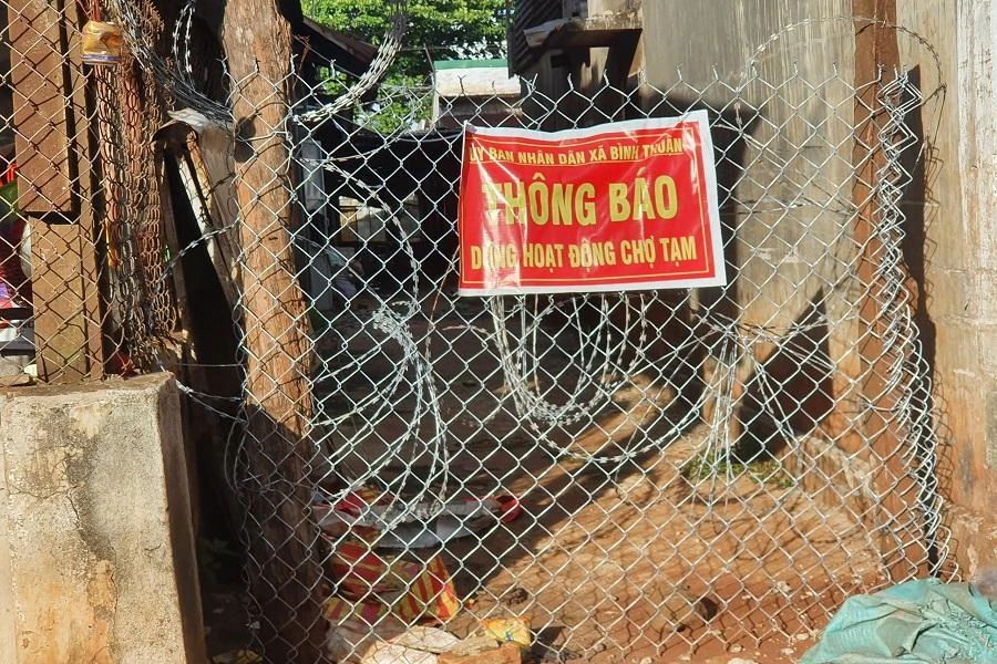 UBND xã dùng lưới B40 và kẽm gai rào lối đi của người dân. Ảnh HT