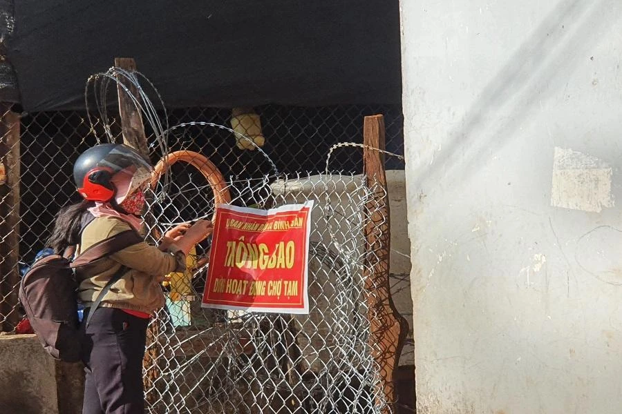 Đường vào chợ tạm đã rào lại. Ảnh HT