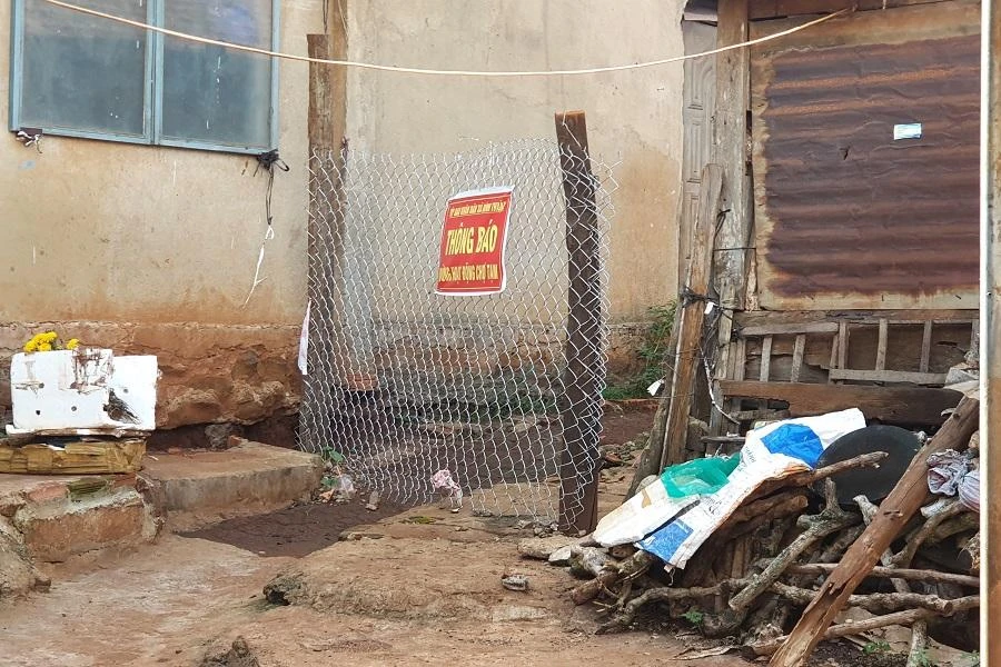 Ngoài chợ Bình Hòa, UBND xã cũng cho rào lưới B40 ở đường vào chợ Bình Thành. Ảnh HT