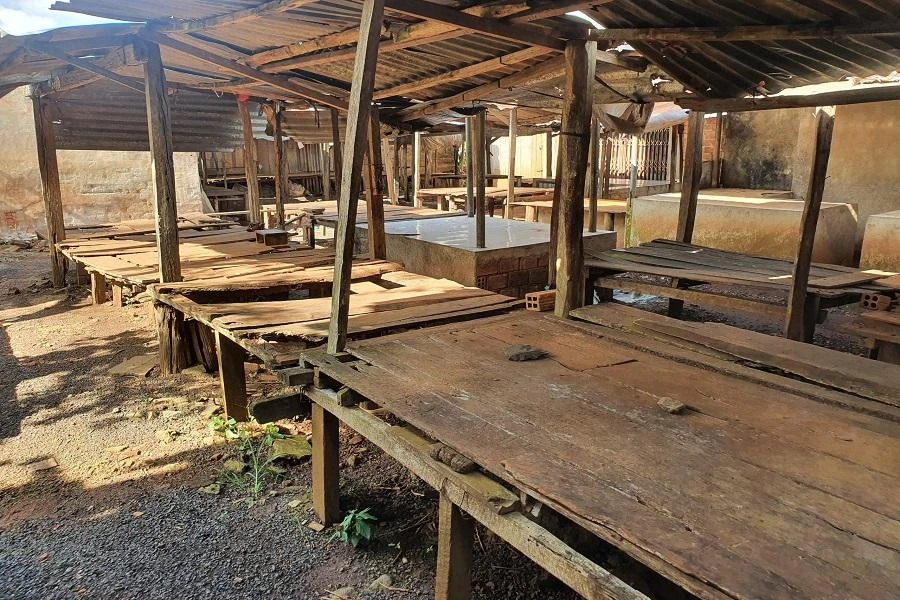 Các tiểu thương ở chợ Bình Thành không còn buôn bán sau khi UBND xã rào đường vào chợ. Ảnh HT