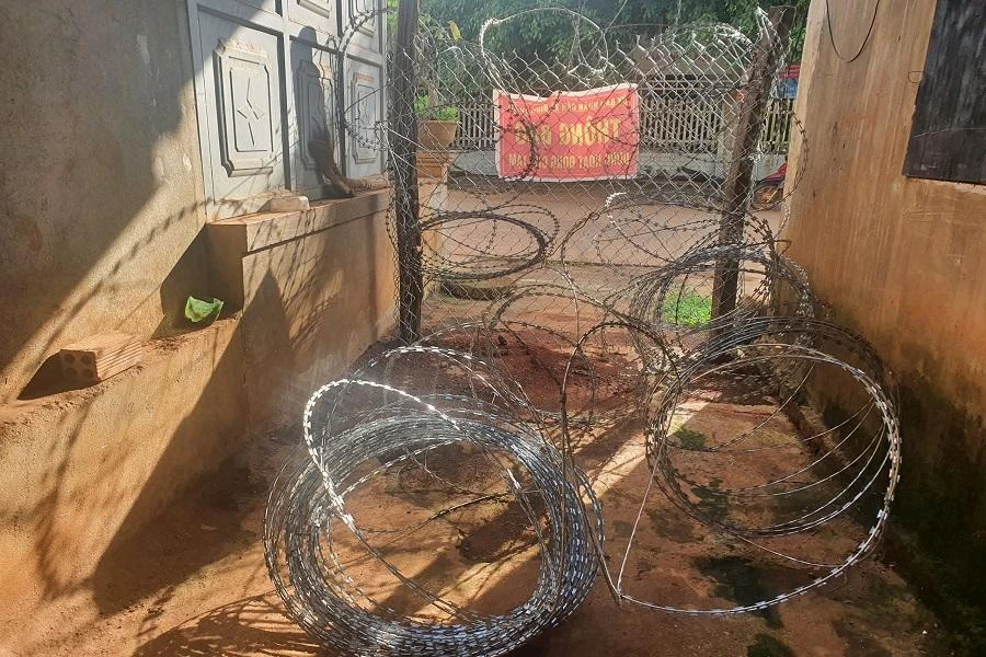 Lãnh đạo xã Bình Thuận cho rằng, việc rào đường để dừng các chợ tạm. Ảnh HT