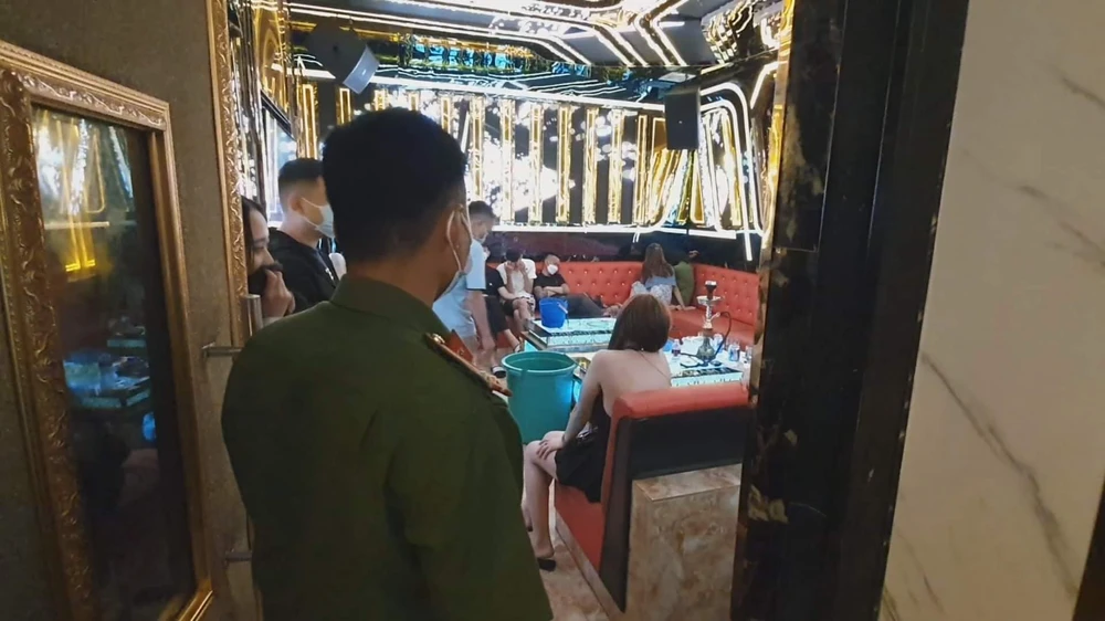 Cảnh sát phát hiện có mua bán dâm tại karaoke. Ảnh AĐ
