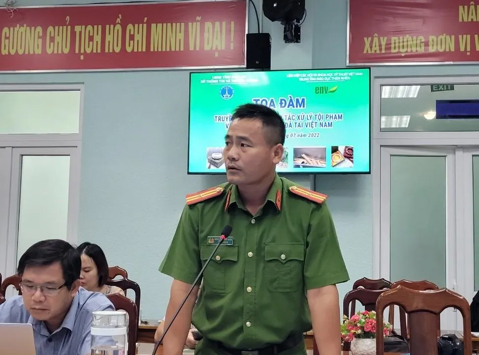 Thiếu tá Nguyễn Thế Anh, cán bộ Phòng cảnh sát môi trường Công an tỉnh Đắk Lắk, cho biết đã kiểm tra và ra quyết định xử phạt nhiều trường hợp. Ảnh AL Thiếu tá Nguyễn Thế Anh, cán bộ Phòng cảnh sát môi trường Công an tỉnh Đắk Lắk, cho biết đã kiểm tra và ra quyết định xử phạt nhiều trường hợp. Ảnh AL