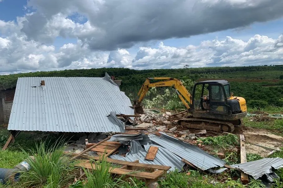 Lực lượng chức năng cũng cưỡng chế nhiều trường hợp lấn chiếm đất rừng trước đó. Ảnh QT