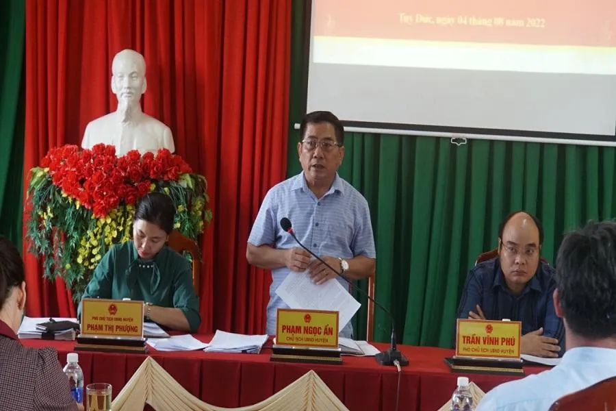 Ông Phạm Ngọc Ẩn, Chủ tịch UBND huyện Tuy Đức phát biểu tại buổi họp báo. Ảnh HT