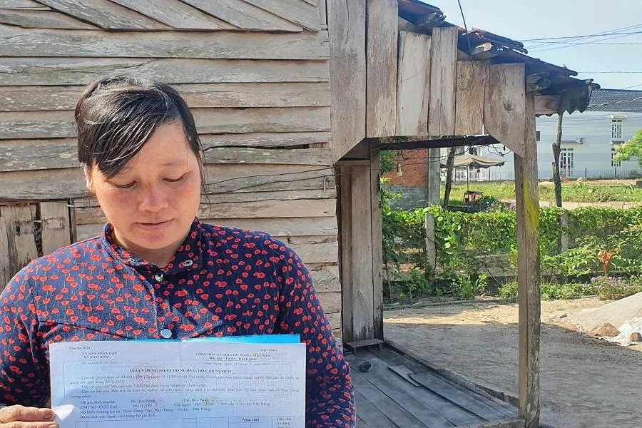 Bà Bưởi bức xúc vì gần một năm vẫn chưa được nhận tiền hỗ trợ hộ nghèo dù đủ điều kiện. Ảnh QN