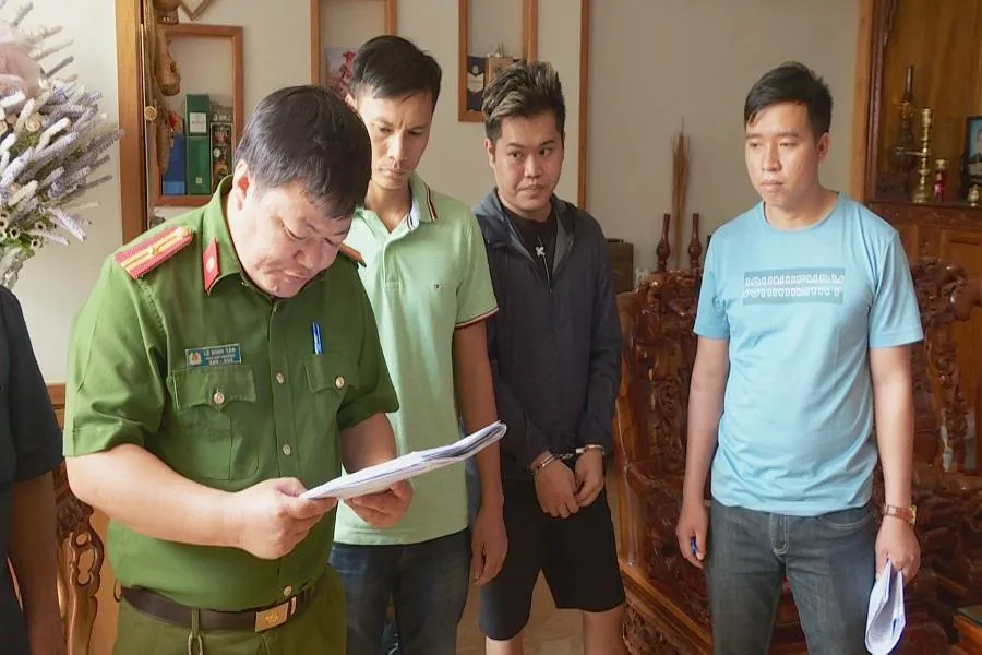 Nguyên bị cơ quan chức năng bắt để phục vụ điều tra. Ảnh AĐ